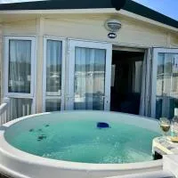 Holiday Home with Private Hot Tub, hotel em Bembridge