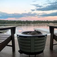 Relax & Play! Private Dock, Water Toys, Fire-Pit, hotel poblíž Decatur - DEC, Decatur