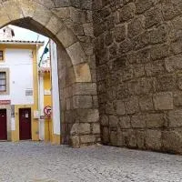 A Casinha do Arco, Porta da Vila – hotel w mieście Nisa