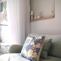 Newly Renovated, walk to beach, jump in pool, хотел в Гоулд Коуст
