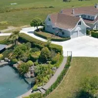Lake Taupō Estate for 18ppl Pool, Spa & Big Views, hotel v destinaci Taupo