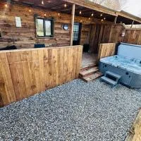 The Hideaway Cabin with Hot Tub, hotel Naasban