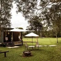 Farmhouse 1 at Coffs by Tiny Away, hotel en Boambee