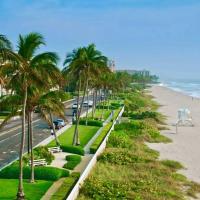 Designer condo w oceanfront & walk to Worth Ave, Hotel in Palm Beach