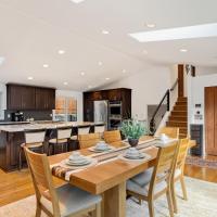 Ultimate Group Getaway Near Ferry, Hot Tub and Games, hotel poblíž Snohomish County Airport - PAE, Mukilteo