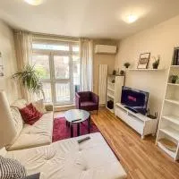 Scandi Suite Business & Leisure near Airport and metro with free parking, ξενοδοχείο στη Σόφια
