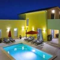Villa Gaby with Heated Pool, hótel í Božava