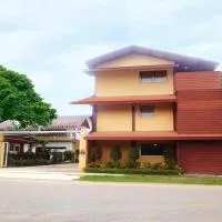 Coconut Home Resort, hótel í Damnoen Saduak