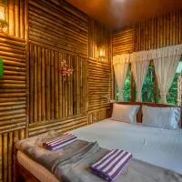 บ้านไม้ไผ่เทียมตาแม่กำปอง Baanmaipai Tiamta Maekampong, hotell i Ban Pok Nai