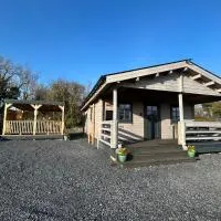 LITTLE ROCK RETREAT Log Cabin with Hot Tub, hótel í Westmeath