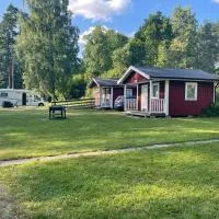 Klämmingsbergsbadets - STUGA ABBORREN, hótel í Gnesta