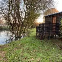 Shepherd Hut Lodge on Farm Waterside Goodwin Farm, hôtel à Staple Cross