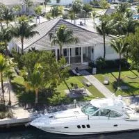 Waterfront Home w Ocean View Pool, Dock and Games, ξενοδοχείο κοντά στο Cat Cays Airport - CXY, Alice Town