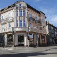Corner House、ロヴェチのホテル