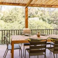 GuestHost - Elegant apt in a resort with pool and private beach, hotel a Isola Foradada
