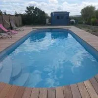 Petite maison bretonne 2 personnes accès piscine, hotel a Erquy
