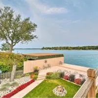 Lakefront Paradise with 7 beds - Fishing - Swimming, hotell Algonacis