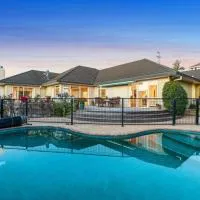 En-Suite Room with Private restroom - Swimming pool & AC & Free parking, hotel ad Auckland