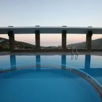 Perla Pool Hotel Andros, hotel en Ménites