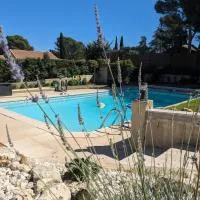 Studio cosy neuf calme -Parking Terrasse privée Piscine 5mn Gare TGV Aix et ZA Aix la Duranne 15 mn Aéroport Marseille, hotel en Cabriès