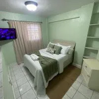 Modern North Side Hideaway with Aircon, hotel a Dick Hill