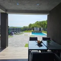 Villa Joy with Pool,Jacuzzi,E Auto Station، فندق في Sračinec
