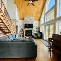 The Bear Cave Cottage at Little Kennisis Lake, hotel v destinácii Algonquin Highlands