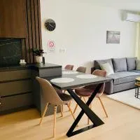 NEW apartment with free garage parking near the airport, hotel v destinaci Prievoz
