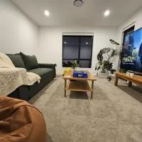 The Family home, Game Zone & Outdoor Fireplace- Sleeps 10, hotel a New Plymouth