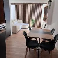 Cozy 2-bedroom village house, hotell sihtkohas Bompas