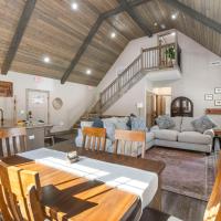 Expansive Deck w Pvt Hot Tub & Water View-Free Attraction Tickets-Cmty Indoor Pool, hotel poblíž M. Graham Clark - Taney County Airport - PLK, Hollister