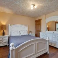 3BR Retreat 8 Blocks to Beach Jacuzzi Tub โรงแรมในร็อคอเวย์บีช