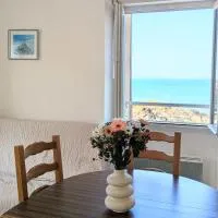 Appart face à la mer et sur les falaises-Face au sentier de randonnée – hotel w mieście Planguenoual