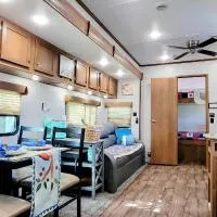 Bird House, Romance Glamping Pup Paradise Near River ADA、Smithvilleのホテル