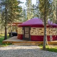 Shanti Yurt with private hot tub in Bragg Creek, hotell i Bragg Creek