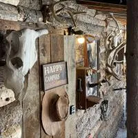 Rustic Cozy Cabin with hot tub, hotell i Bragg Creek