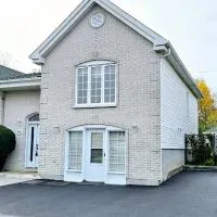 The Home Sweet Home 20 Mnt away From Airport, hotel in Vaudreuil-Dorion