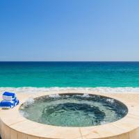 NEW LISTING! 4 Bd Beachfront Villa Fully Staffed โรงแรมในEl Manglito