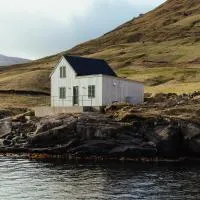 Fiskahúsið - Waterfront Cabin - Stunning Views: Kaldbak şehrinde bir otel