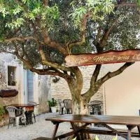 Les Gîtes sous l' Olivier en Camargue, hotel i Vauvert