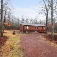 Cozy Freeland Retreat- Firepit Pool Table Hot Tub, hotel a White Haven