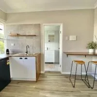 The Beach Side Micro Apartment With Free Parking, hotel di Blacksmiths