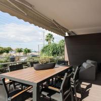 5BD 2 Level Beachfront Luxury Apt by the Olon, Hotel in Athen