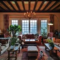 Charmante maison d'hôtes de vacances - HI PYRENEES - Jardin privé de 4000 m2 face au Pic du Midi, hotell i Bagnères-de-Bigorre