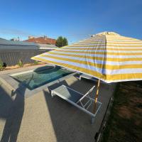 California 'Luxe Boho' with Pool, hotel poblíž Letiště Echuca - ECH, Echuca