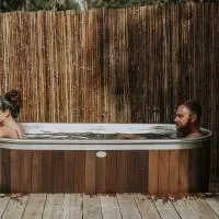 Numie Waterfront Luxury House with sauna and hot tub, hotell i Coles Bay