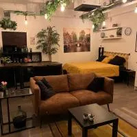 The Studio no windows 20 minutes by bus to downtown Amsterdam, hotel sa Purmerend