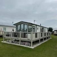 'THE HUT' 4 berth Caravan with cot bed, hotel in Ingoldmells