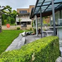 Appartement avec jardin - Piscine uniquement sur réservation, hotel in Avry