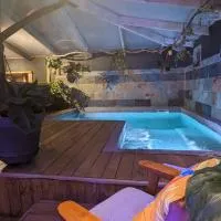 Insolite Bois Cailloux avec Spa, hotel u gradu Saint-Remèze